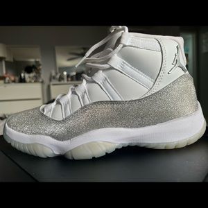 Jordan 11 Retro White Metallic Silver 100% Authentic worn once. Size 7.5 no box